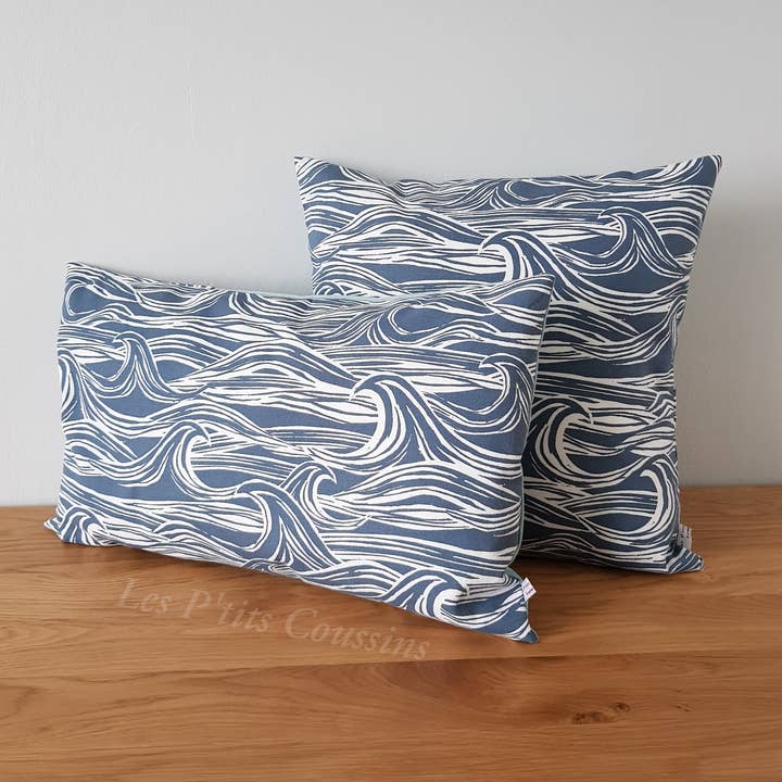 Les P'tits Coussins – wholesale Dekorativ kudde – Kudde med marina vågmönster i blått och vitt1