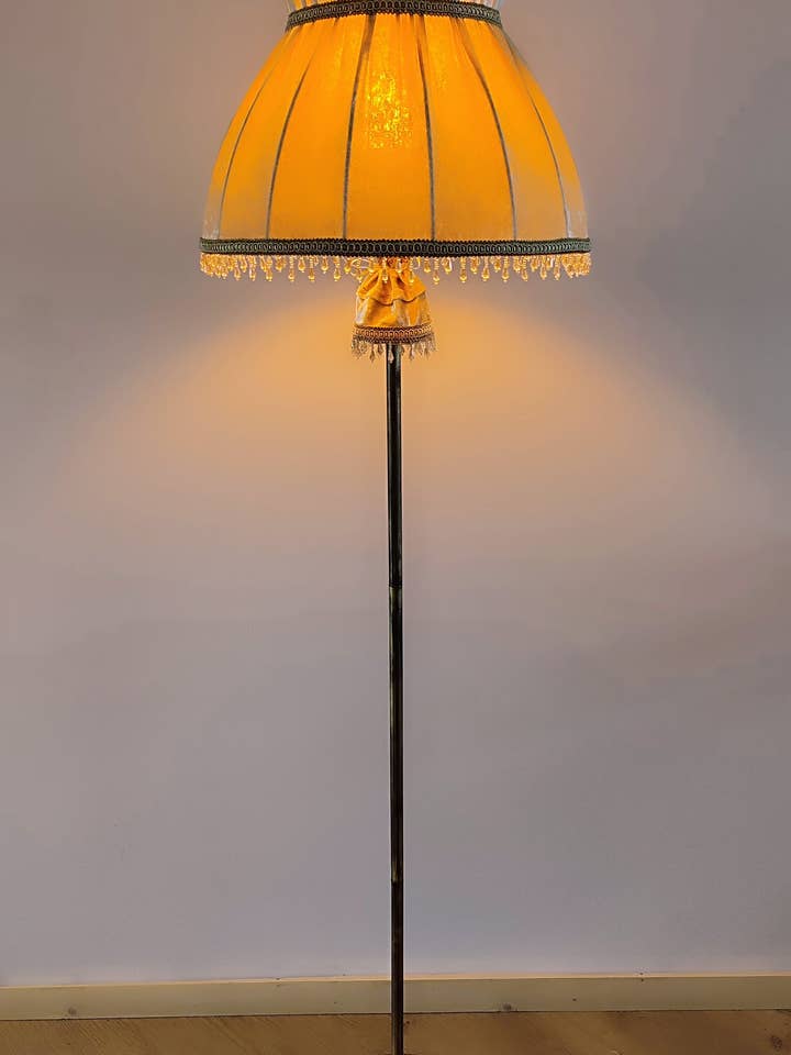 Golvlampa Havana 01 – Elegant golvlampa med beige sammetsskärm för wholesale av DelightLamps