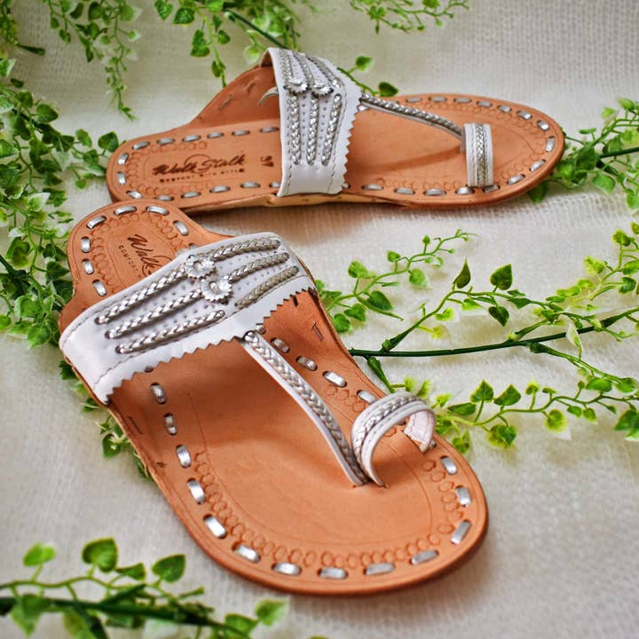 Sandali slip-on in pelle fatti a mano per donna - Bianco Argento per la vendita all'ingrosso da parte di Raahi Global