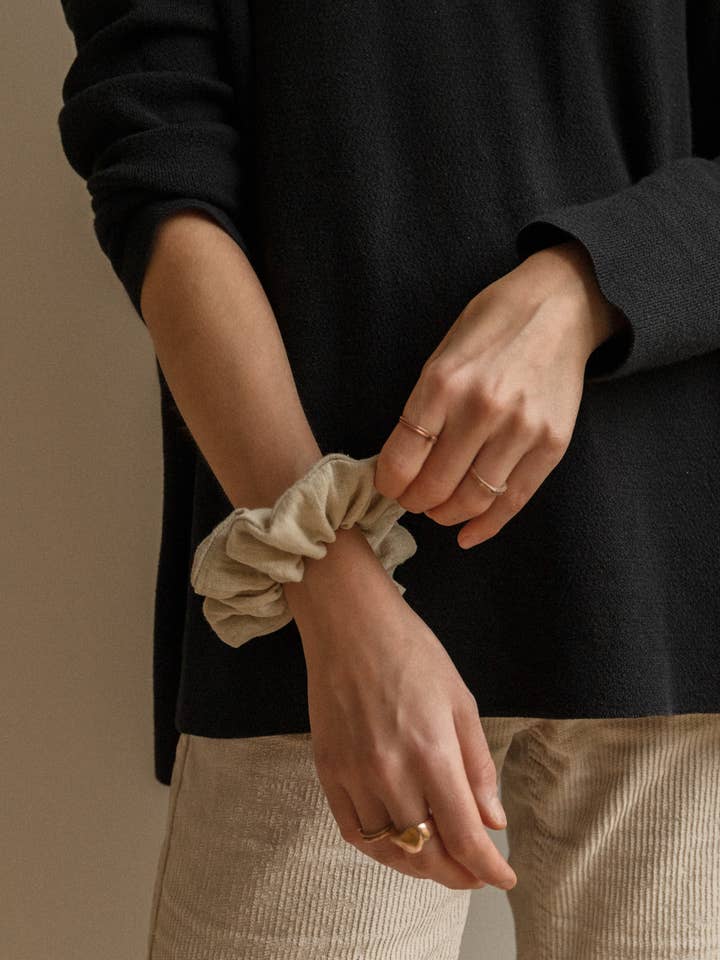 Muslin Cotton Scrunchie – Sand for wholesale by Zoé