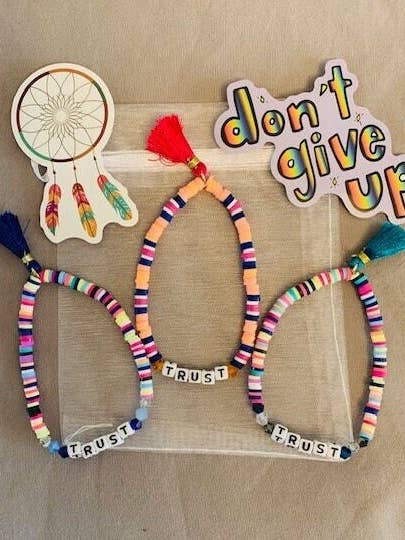 Bracelet en perles Trust pour la vente par Whitney & Willow Collection