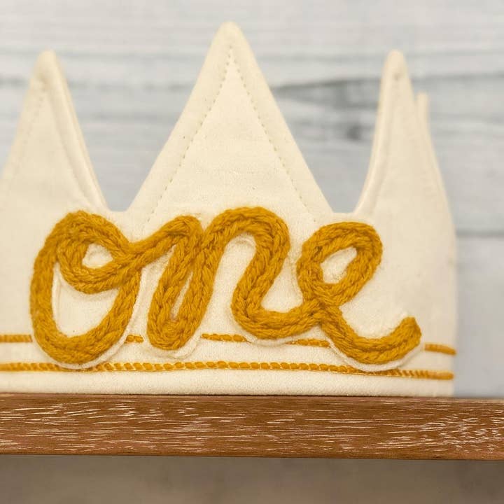 Couronne de Premier Anniversaire Faite à la Main – Fil Moutarde « Un » pour la vente par A Thousand Freckles