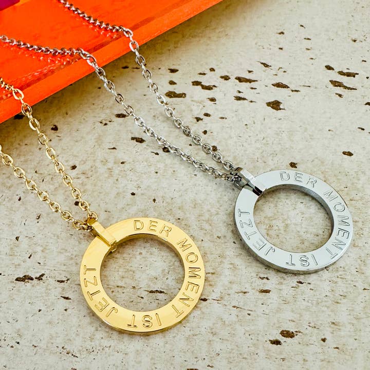 Collar mantra « THE MOMENT IS NOW » para venta al por mayor de Mein Mantra