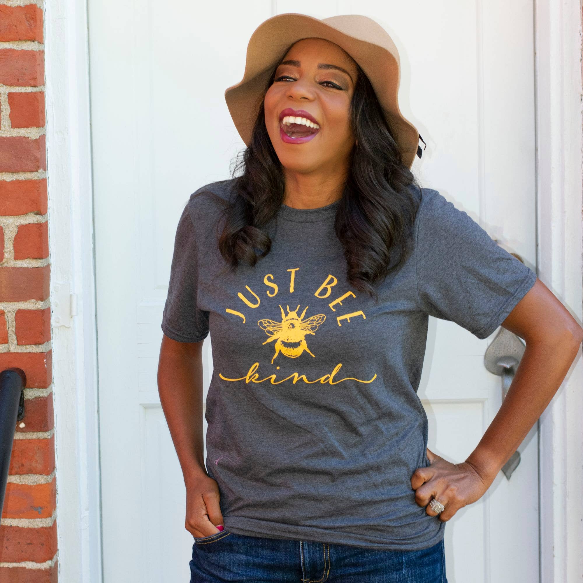 Col House Designs – T-shirt estampada - Mulher por atacado – Camiseta Just Bee Kind, cinza escuro mesclado1