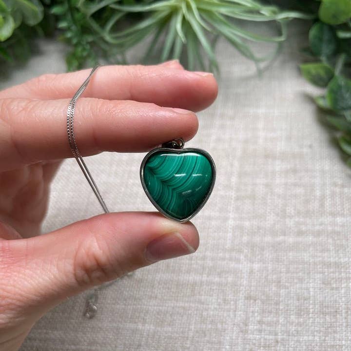 Copper Ashes – Engroshandel Halskæde med vedhæng – Halskæde i sterlingsølv med malakit-hjerte2