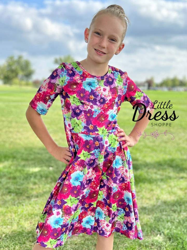 Robe Tournoyante à Manches Courtes Ton Bijou à Motif Floral pour la vente par Little dress shoppe