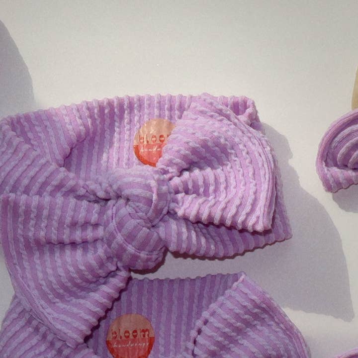 Lavendel vågig ribbad slips på huvudbonad för wholesale av Bloom Headwraps