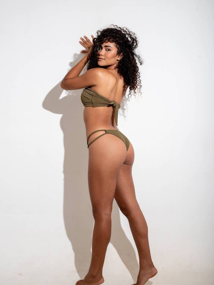 Bikini brésilien texturé à double languette sur les côtés pour la vente par Brazilian Coast Beachwear