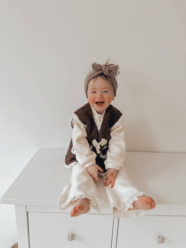 Annie & Charles – Engroshandel Vest - Børn – Annie & Charles® blød vest med teddyfleece og blondekanter2