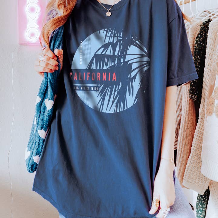 Summer unisex T-shirt Santa Monica Beach pour la vente par Emogifts