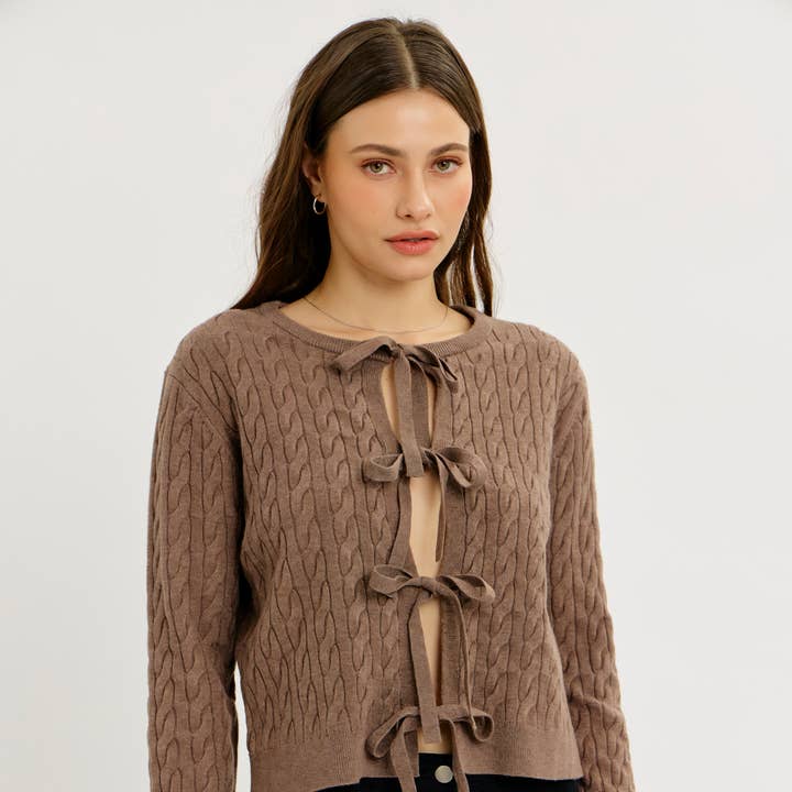 CARDIGÃ COM NÓ FRONTAL EM MALHA DE CABO, ENCANTADOR E ELEGANTE por atacado de idem ditto