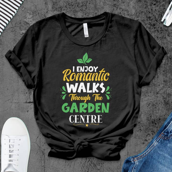 T-shirt de jardinage amusant I Enjoy Romantic Walks Through Garden Center pour la vente par FreakyTeeFactory