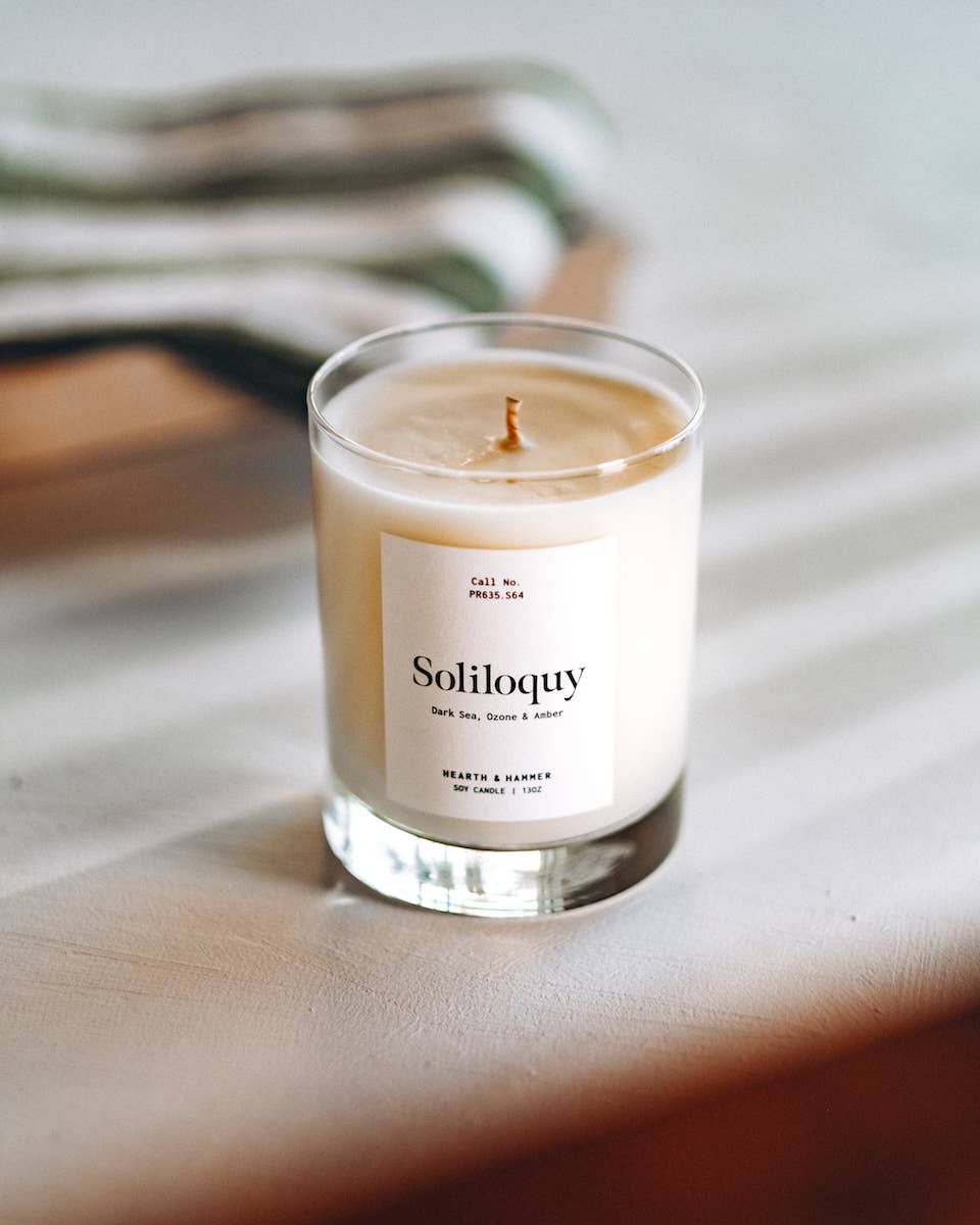 Hearth & Hammer – Großhandel Kerze im Glas / gefüllte Kerze – Soliloquy Catalogue Literarische Kerze2