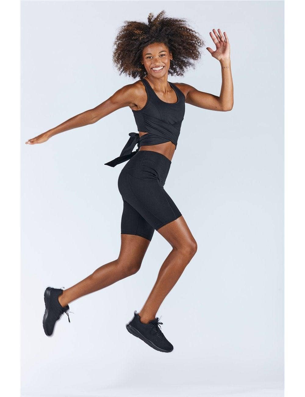 Onamaste – wholesale Sportbehåar – Dam – Dayana sport-bh med original design och bakre knytband1