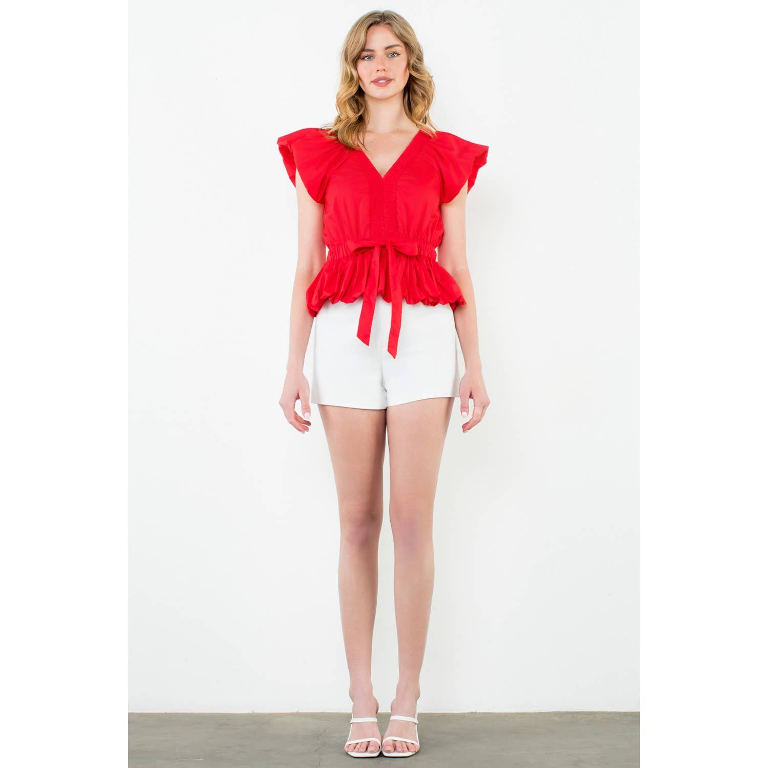 VERMELHO Top de manga curta com decote em V para venda a revendedores na Faire2