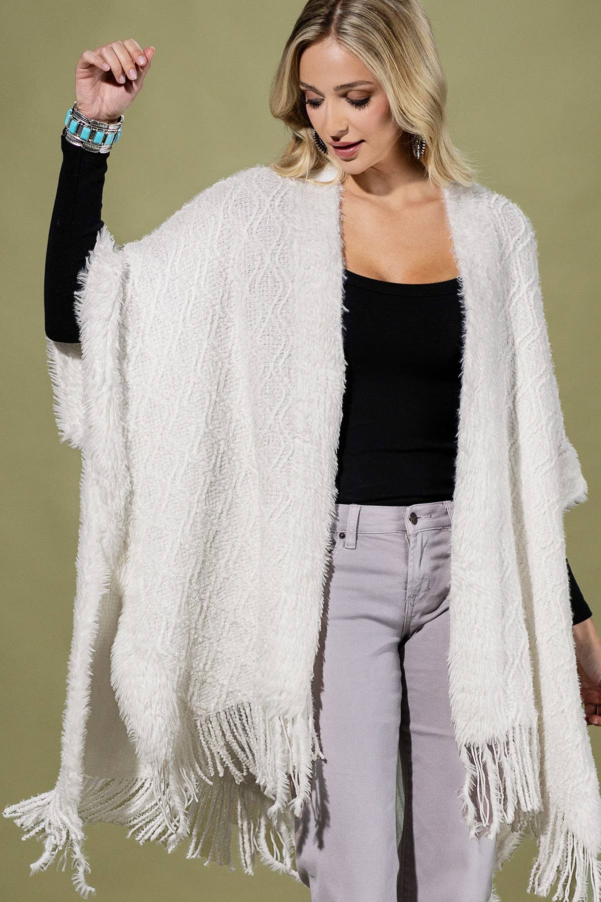 Urbanista - Vendita all'ingrosso Poncho - Donna - Scialle accogliente in maglia bouclé e morbido con frange.1