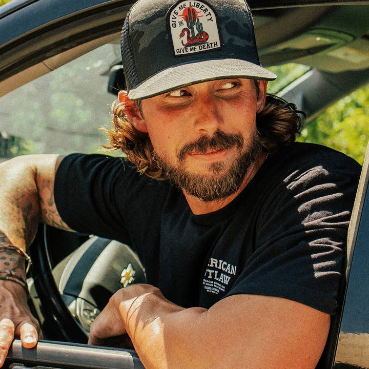 The Brave Ones - Vendita all'ingrosso Cappellino da camionista - Uomo - Cappello Trucker Mimetico Nero Liberty o Morte | I Coraggiosi1