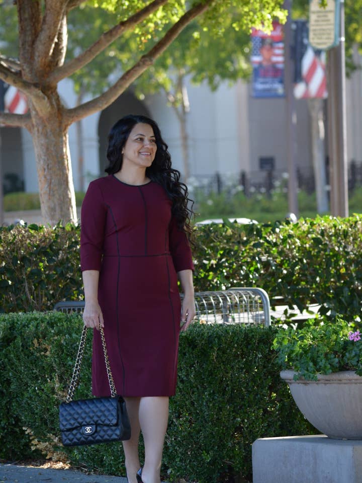 Athens Burgundy (zwarte biezen) jurk voor wholesale door Skirt Society