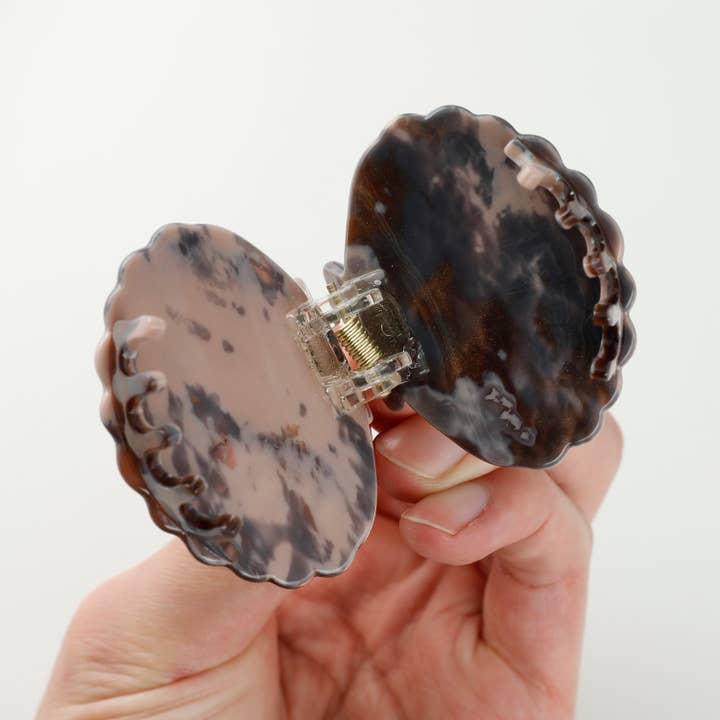 Assorted Calacatta Seashell | Hand Painted Seashell Claw Clip for wholesale on Faire