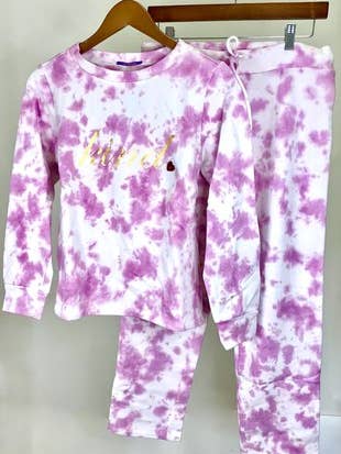 Ensemble de salon Kind Tie-Dye - Lavande et blanc pour la vente par Amita Naithani