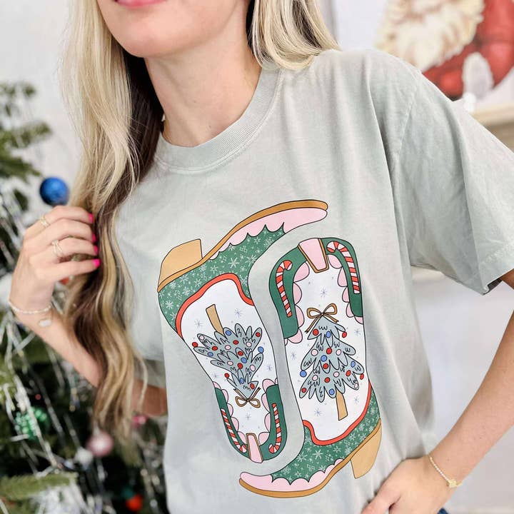 Camiseta gráfica DTF de botas navideñas de vaquera y otras tendencias de Resultados para camisetas navideñas al por mayor. Devoluciones gratuitas y condiciones de pago a 60 días en Faire en Faire.