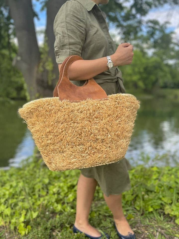 Stor fransig raffiaväska med läderhandtag för wholesale av martitec