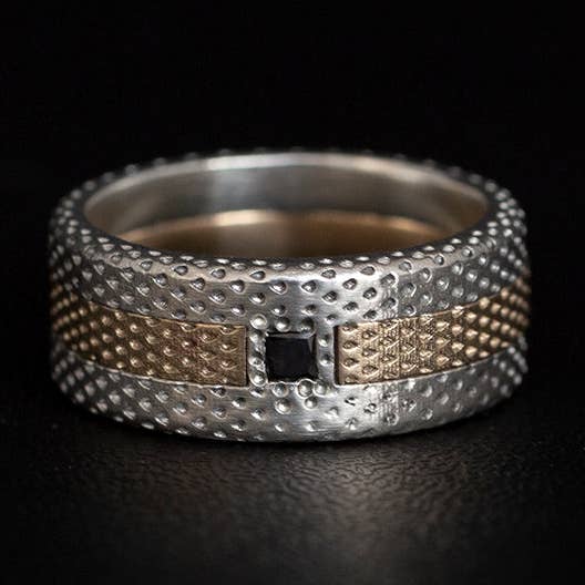 Rond à double anneau entrelacé en peau de serpent noir diamant. pour la vente par NicolasAmbrosio