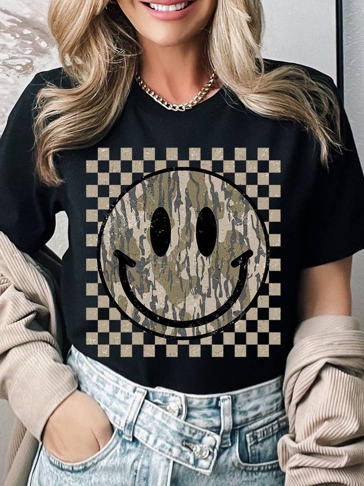 T-shirt graphique rétro camouflage avec smiley pour la vente par COLORBEAR