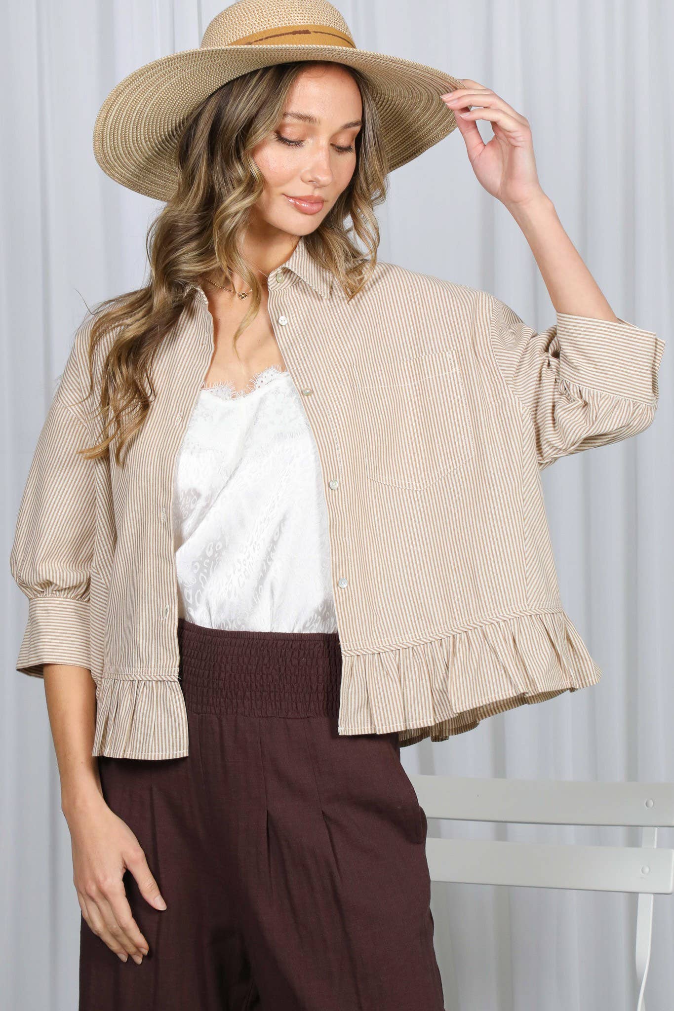 Vine & Love – Camisa com botões no colarinho – Mulher por atacado – Camisa às Riscas com Detalhe de Bolso e Bainha com Folhos 100% Algodão VT82772A12