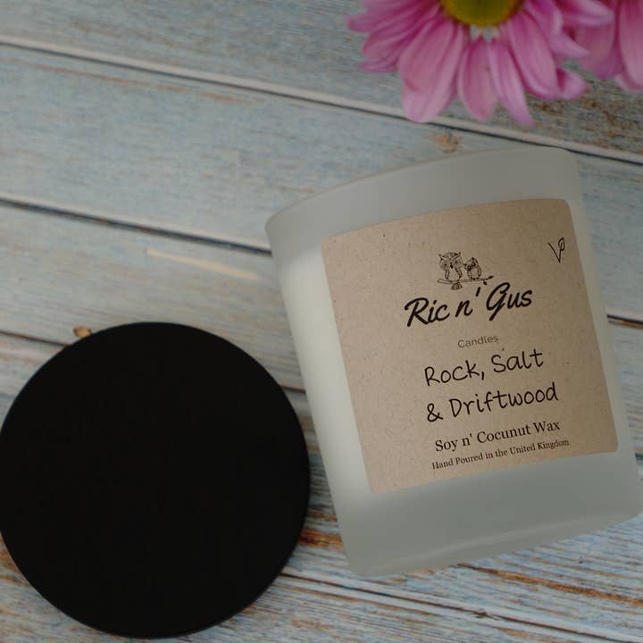Vela aromática Rock Salt & Driftwood - Cera de soja y coco para venta al por mayor de Ric n'Gus Candles