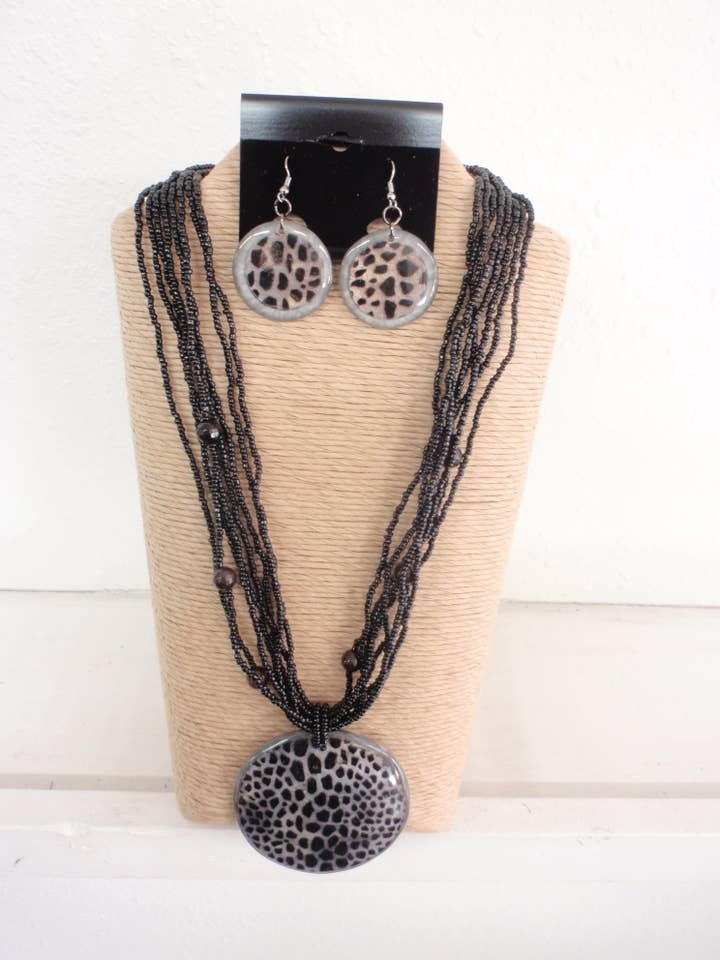 8 STRANDS BLACK BEADS WITH ANIMAL PENDANT NECKLACE SET 17920 for wholesale by International Duru's