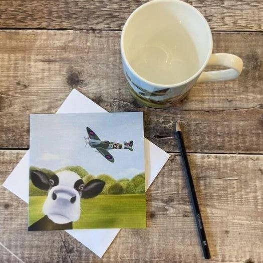 Biglietto di auguri 'Spitfire Moo' vuoto all'interno per la vendita all'ingrosso da parte di Lucy's Farm