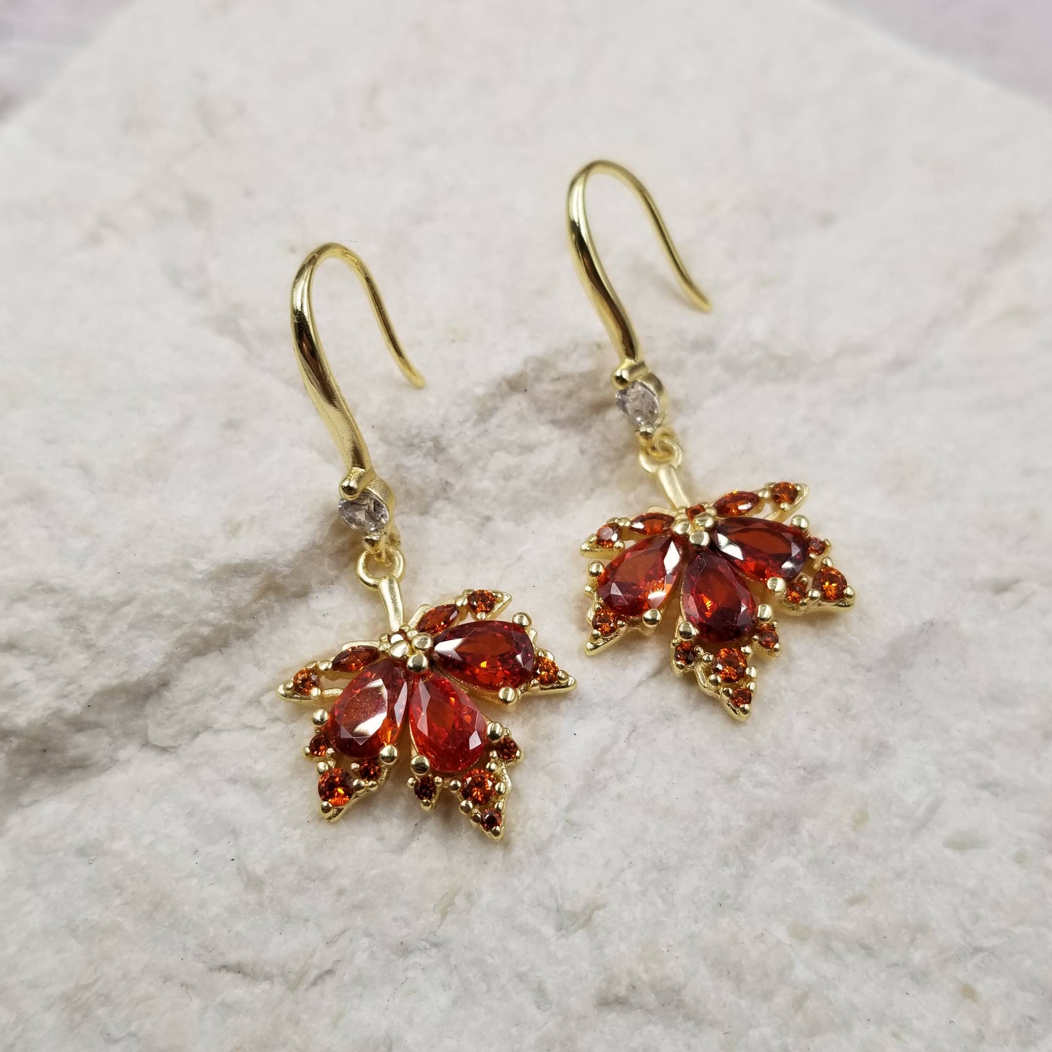 Treasure Wholesale - Wholesale Dangle Earrings - Fall Red Maple Leaf Earrings