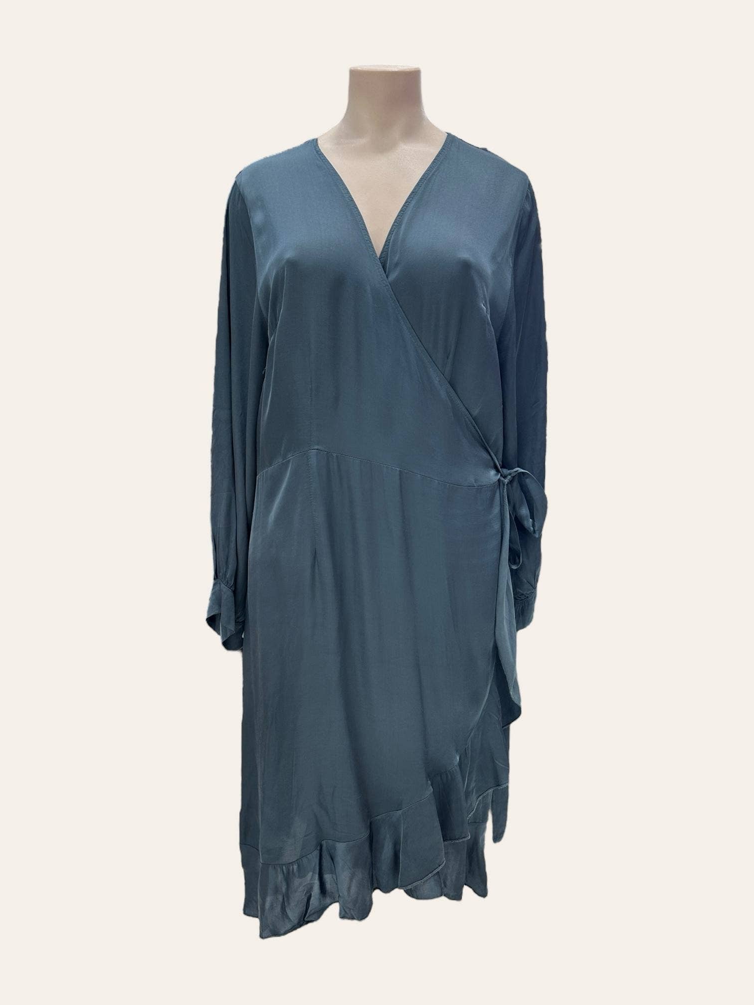 C'MELODIE – wholesale Klänning - Dam – Stor Storlek - Elegant Damklänning med Långa Ärmar7