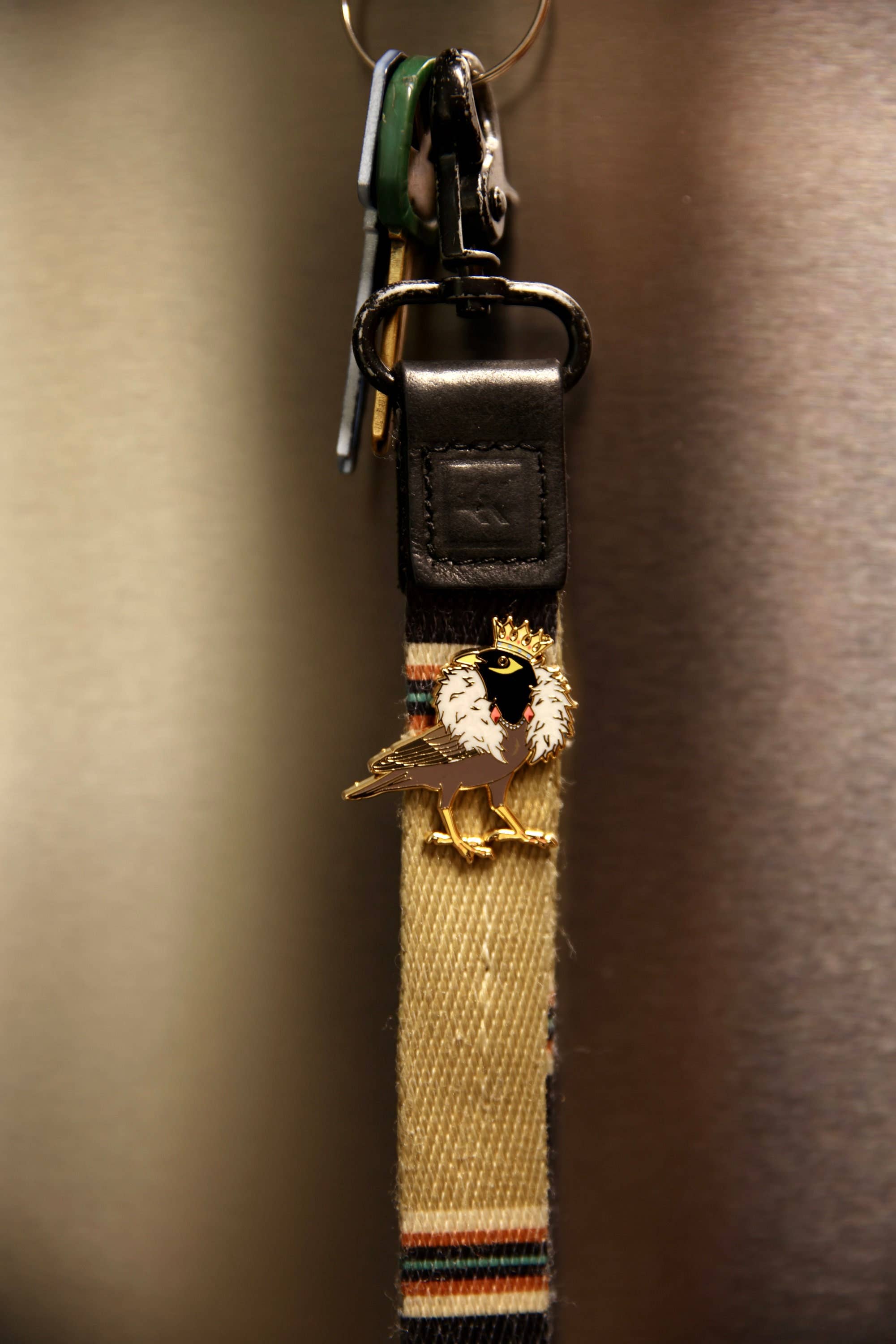 The High-End Collective - Wholesale Reversspeld/knoop - King Mynah emaille pin3