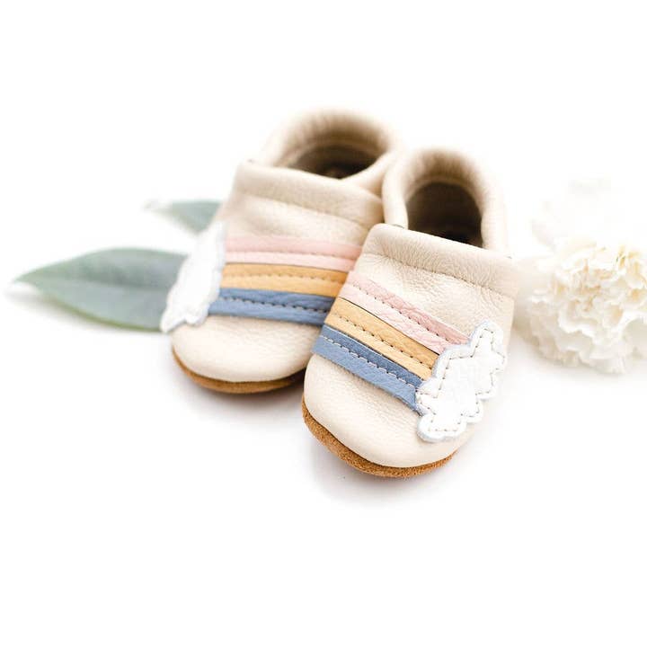 Chaussures et mocassins arc-en-ciel en cuir crème pour bébés et tout-petits pour la vente par Starry Knight Design