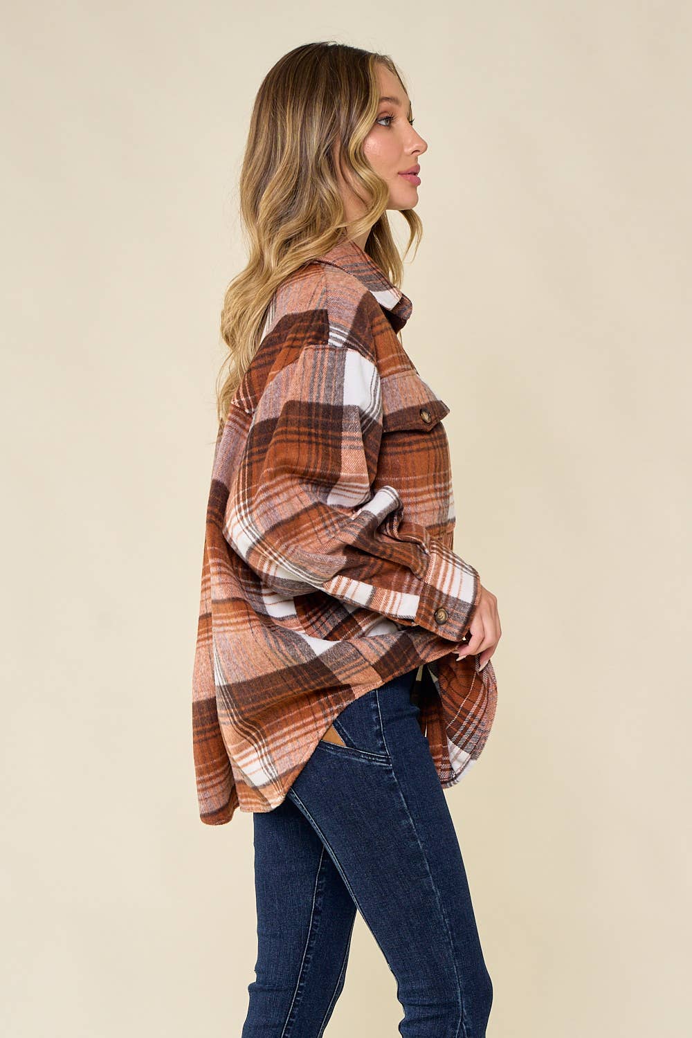 Saints & Hearts – Großhandel Hemdjacke/Shacket – Damen – SIJ5166F DICKE, KARIERTE BLUSE MIT KNÖPFEN NACH UNTEN, BRAUN/ROSTFARBEN3