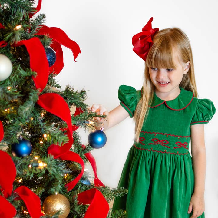 Piges „Bows Again“ grøn fløjlssmocketkjole for engroshandel hos Marco and Lizzy