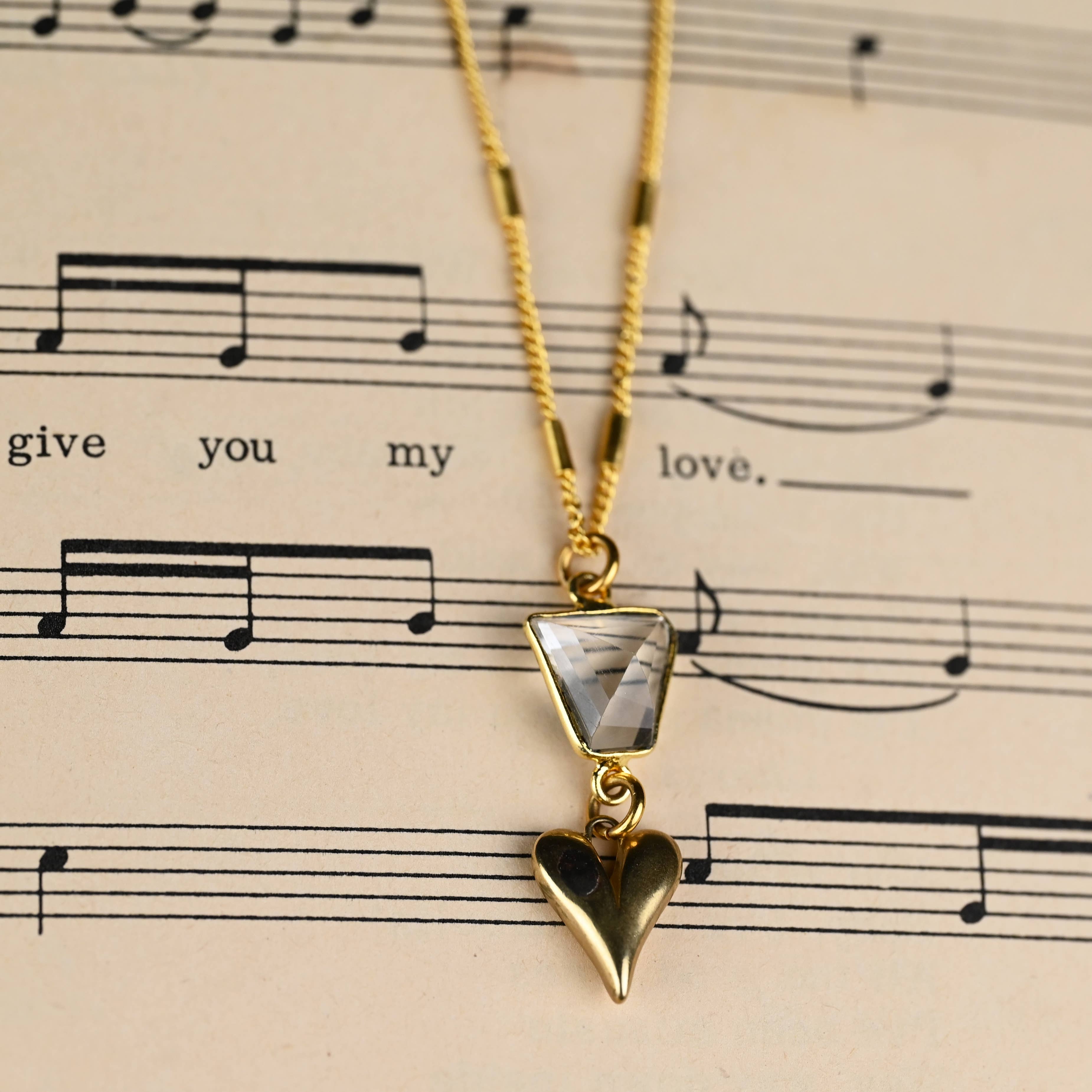 KBD Studio - Vente Colliers à pendentif - Cœur sculpté en laiton avec collier en quartz en cristal4