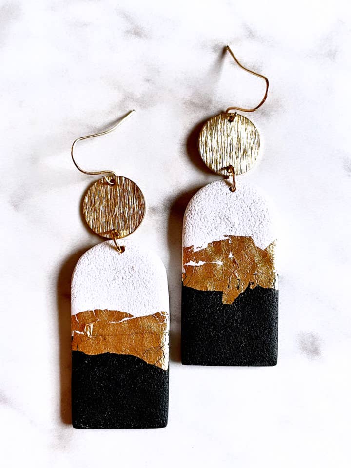 Ohrringe aus schwarzem, weißem und goldenem Ton für den Großhandel von Clay by K