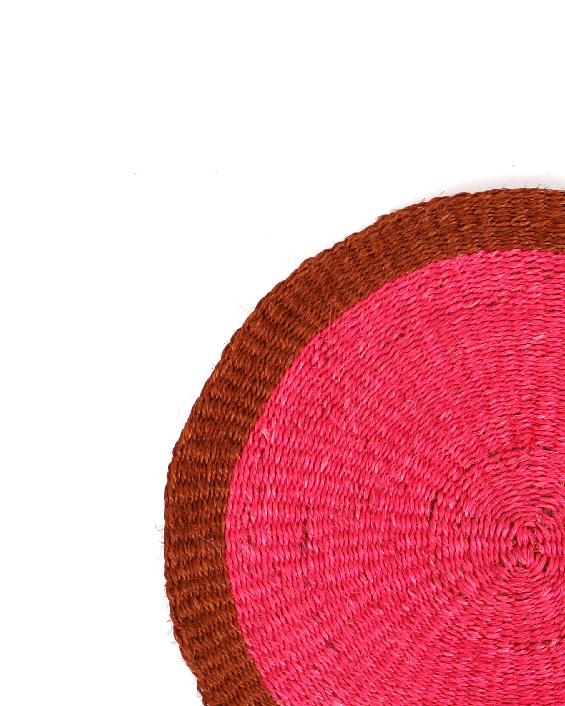 Rose ZUBERI : Set de table tissé main en sisal rose vif et orange | Vaisselle | Set de table en vente sur Faire3