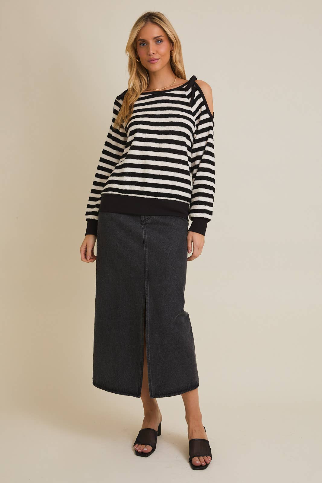 RAYURE BLANC-NOIR Haut à rayures à manches longues avec découpe à l'épaule et col rond. en vente sur Faire6