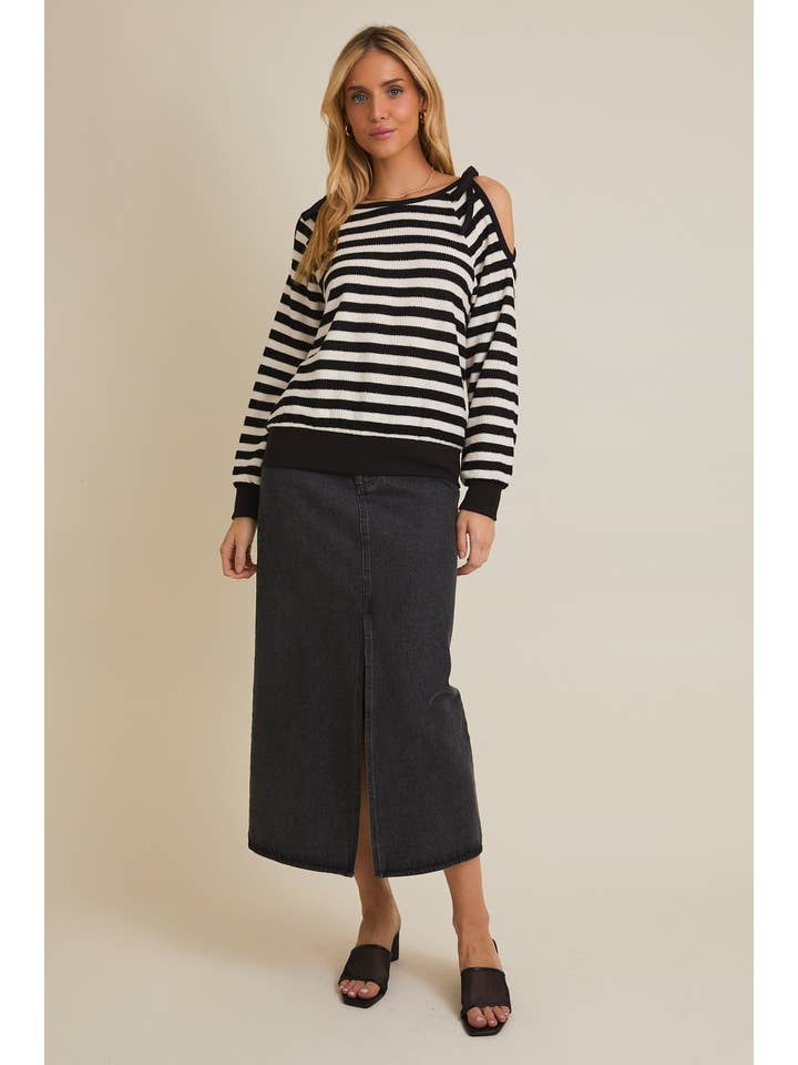 RAYURE BLANC-NOIR Haut à rayures à manches longues avec découpe à l'épaule et col rond. en vente sur Faire6