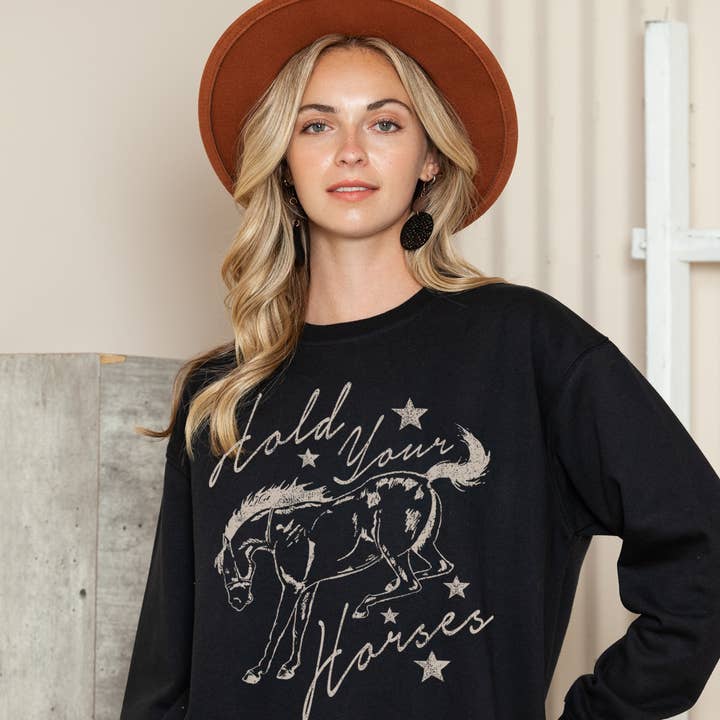 Pull-over uni à imprimé graphique cheval pour femme pour la vente par Amused by Blue