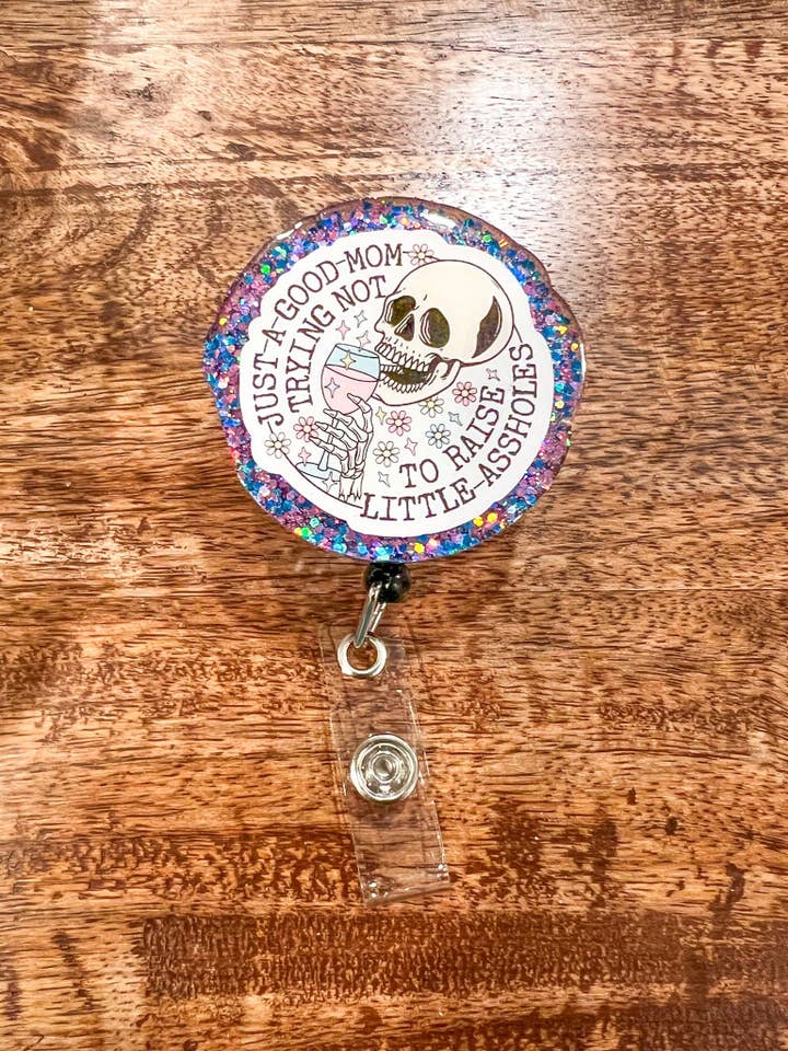 Solo una buena mamá tratando de no criar pequeños imbéciles Porta-credenciales | Porta-credenciales divertido | Porta-credenciales atrevido | Porta-identificación | Porta-credenciales intercambiable para venta al por mayor de Hollow Grove Designs