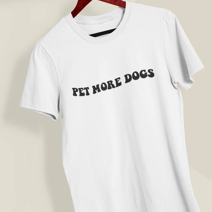 Dog Mom | Pet More Dogs t-shirt voor wholesale door Vixen Fluffy Paws