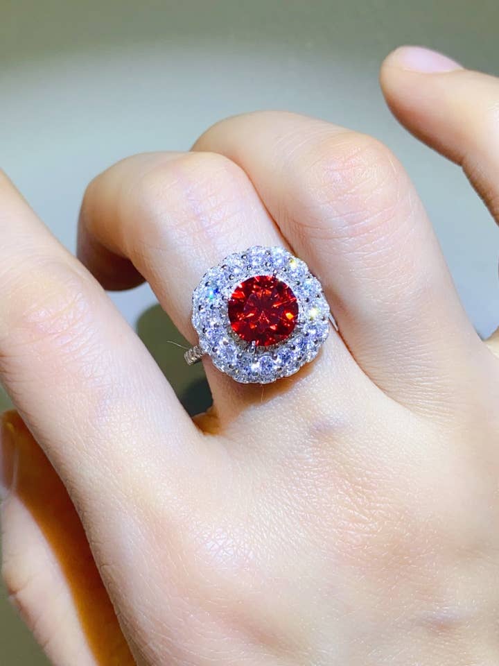 Anillo de plata de ley pura con moissanita de corte redondo rojo brillante de 2 quilates para venta al por mayor de Sparkala