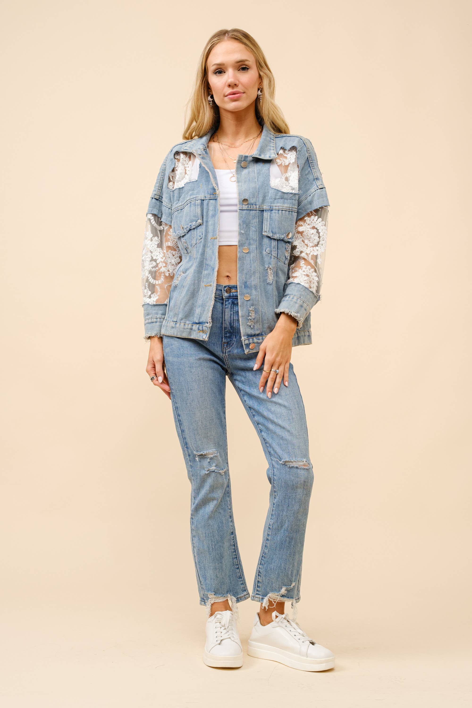 LAVADO LIGERO 18012J - Chaqueta Vaquera Oversize con Detalle de Encaje y Acabado Deshilachado de venta al por mayor en Faire4