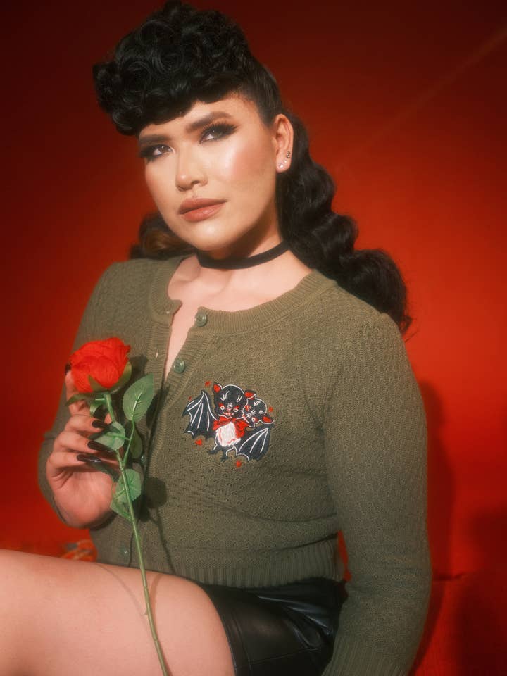 Cardigã Curto Bat Amour em Sálvia por atacado de Mischief Made