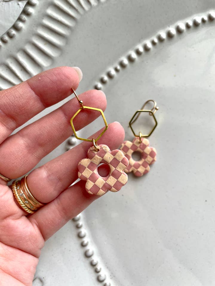 Boucles d'oreilles pendantes en argile faites à la main avec fleurs de printemps pour la vente par Alysa Nadeau Designs